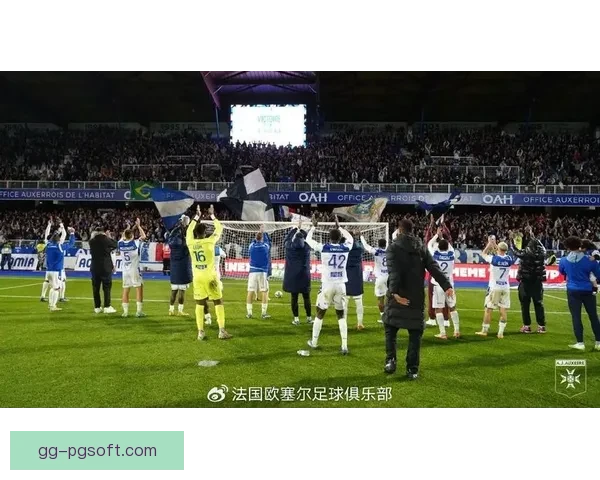 昂热荣获法乙联赛亚军直接升级成功重返法国顶级联赛赛场