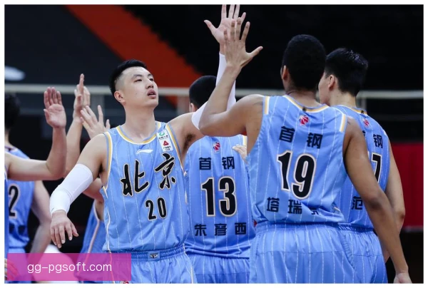 北京男篮背后运球过人，节奏变化撕开防线完成终结
